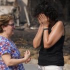 Dos vecinas comentan los daños del fuego a su vuelta a la zona del siniestro.