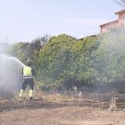 Incendio de maleza alrededor de un chalet en La Cistérniga.