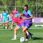 El central Tomeo disputa el balón al mediapunta Chuki.