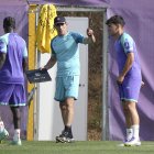 El técnico Guillermo Almada da una orden durante el entrenamiento del lunes.