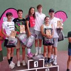 Los tres mejores de cada categoría posan juntos.