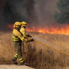 Avance del incendio de Yeres que asedia Las Médulas en León.