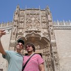Turistas delante de la fachada del museo de escultura.