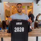 Anuar muestra su camiseta del Ceuta con el año de finalización de su contrato, tras su presentación.