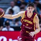 De Larrea conduce el balón durante el último amistoso de España, ante Chequia.