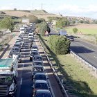 Tráfico denso desde Valladolid en la A-62 a la altura de Simancas, con motivo de la ‘operación salida’.