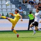Guille Bueno despeja un balón ante el Burgos.