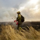 Un bombero trata de extinguir un incendioen Miñambres de la Valduerna (León).