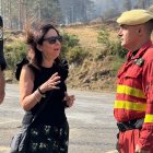 La ministra de Defensa, Margarita Robles, visita Ayoó de Vidriales (Zamora), donde intervino la UME en el incendio.