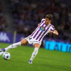 Iván Alejo evita que el balón salga de banda.