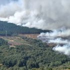 Incendio en la frontera de Galicia y Castilla y León en la localidad zamorana de Castromil