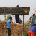 Vecinos del Acebo de San Miguel (León), realizan desbroces alrededor del pueblo ante la posible llegada del fuego.