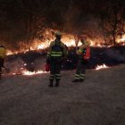 Miembros del servicio de Medio Ambiente de la Junta ejecutan cortafuegos en el incendio entre Zamora y Ourense.