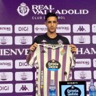 Mohamed Jaouab posa con la camiseta del Real Valladolid.