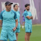 Almada, con gorra, durante el entrenamiento del Real Valladolid del lunes.