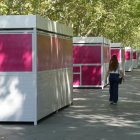 Montaje casetas Feria de Día en la acera de Recoletos