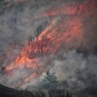 Vista de las llamas, a 19 de agosto de 2025, en el Puerto de San Glorio, León.