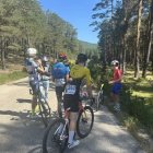 Fallece un ciclista tras una caída masiva en la segunda etapa de la Vuelta Junior a la Ribera el Duero.