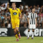 Latasa dedica su gol de la victoria en Castalia.