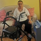 María Dolores Bayo vive conectada a un equipo de oxígeno y necesita de un andador para moverse.