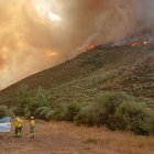 Miembros de Infoca de Andalucía colaboran en la extinción del incendio de Barniedo de la Reina (León).