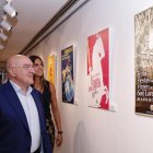 El alcalde de Valladolid, Jesús Julio Carnero, mira los carteles que conforman la muestra.