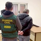 Un detenido por la Guardia Civil en una imagen de archivo.