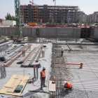 Varios trabajadores en las viviendas que levanran junto a los cuarteles de Farnesio