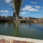 El río Pisuerga a su paso por la pasarela peatonal del Museo de la Ciencia en Valladolid, donde rescataron a la joven.