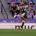 Guilherme Fernandes despeja un balón ante el Córdoba.