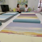 Las pinturas de Elena y, al fondo, su madre y su hermana.