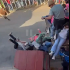 Imagen del momento en el que el toro derriba la escalera de prensa.