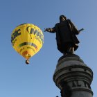 Uno de lo vuelos de los globos a su paso por la Plaza de Zorrilla.