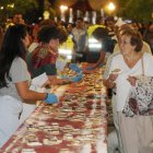 Las peñas consiguen el récord Guiness de la tarta más larga del mundo