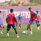 Javi Sánchez da un pase durante el entrenamiento del lunes.