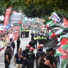 Efectivos de la Policía Nacional, este martes en la etapa de la Vuelta a España en territorio gallego.