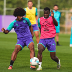 Peter Federico pugna con Alani en un entrenamiento.