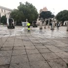 Empleados del servicio municipal de limpieza durante sus labores en la plaza de San Pablo.