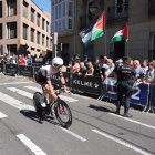 Primeros manifestantes pro Palestina en los prolegómenos de la contrarreloj individual de la Vuelta ciclista a España.