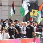 Primeros manifestantes pro Palestina en los prolegómenos de la contrarreloj individual de la Vuelta ciclista a España.