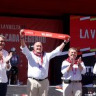 Jesús Julio Carneo en el inicio de la contrarreloj junto a Javier Guillén.