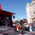 salida del primer ciclista en la contrarreloj de La Vuelta en Valladolid con la iglesia de San Pablo de fondo