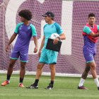 Almada observa el entrenamiento del Real Valladolid del lunes, entre Peter Federico y Marcos André.