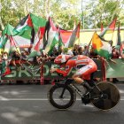 El líder de la clasificación genera de la vuelta, Vingegaard, durante la contrarreloj de Valladolid y ante los manifestantes pro Palestina.