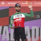 Philippo Ganna, en el podio con su trofeo de vencedor de la etapa.ICAL