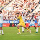 Meseguer celebra el gol del empate en el estadio modular de Zaragoza.
