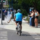 Un ciclista avanza con su bicicleta por una calle de Valladolid.