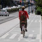Dos usuarios utilizan el carril bici de Isabel la Católica a la altura de la Rosaleda.