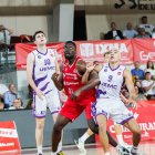 Cebolla y Pau Isern intentan bloquear el rebote.