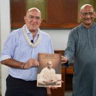 El alcalde de Valladolid, Jesús Julio Carnero, visita el ashram-museo de Mahatma Gandhi
